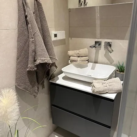 Center - Quiet - 5 Min To Old Town & Nflx